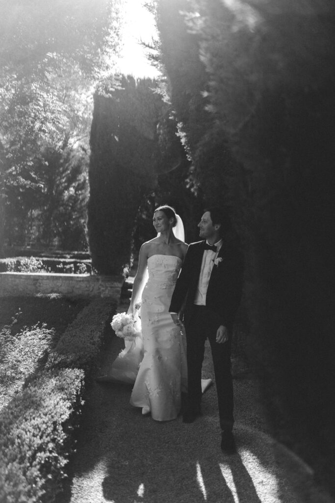 bride and groom walking in the garden of bastide du roy