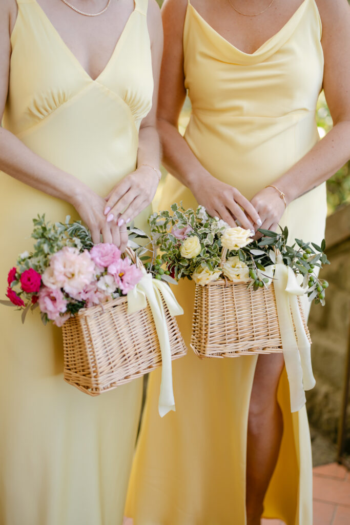 bridesmaids bouquets in basket handbags