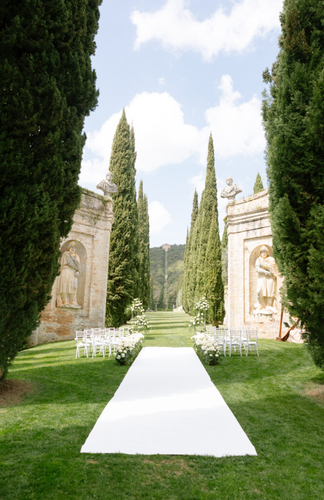 outdoor wedding Villa cetinale, white carpet white roses
