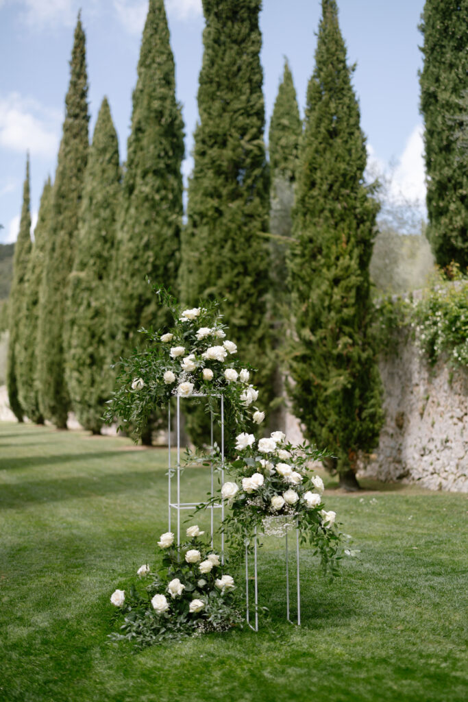 outdoor wedding Villa cetinale, white carpet white roses